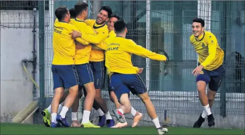  ??  ?? ANIMADOS. La plantilla del Espanyol se ejercitó ayer por la tarde en la Ciudad Deportiva, con buen rollo como el que muestra esta imagen.