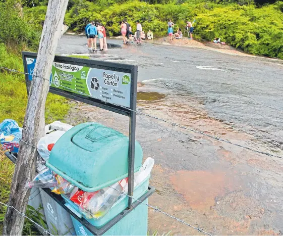  ?? JAIME MORENO VARGAS/ADN ?? En el lugar hay pocas canecas que siempre están llenas por el alto flujo de turistas que llegan cada fin de semana, a veces sobrepasan las 700 personas en un domingo.