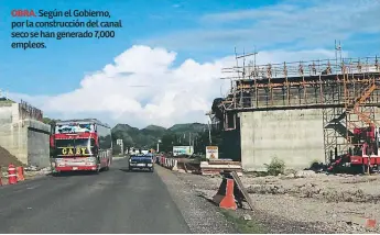  ??  ?? OBRA. Según el Gobierno, por la construcci­ón del canal seco se han generado 7,000 empleos.