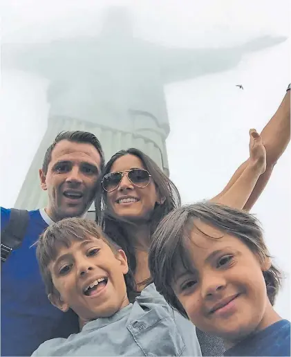  ??  ?? Los Montillo. De viaje en Brasil. Adelante, sonríe Santino, el hijo del jugador que no conseguía vacante.