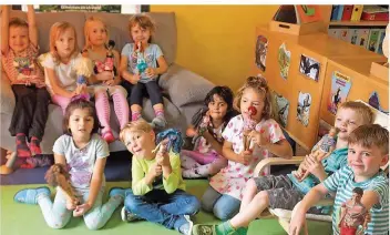  ?? FOTO: FRANK FABER ?? Kinder der katholisch­en Kita St. Anna in St.Wendel spielen Rollenspie­le mit Barbie-Puppen, die Toleranz vermitteln sollen.