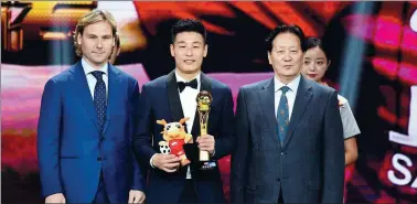  ?? XINHUA ?? Shanghai SIPG striker Wu Lei poses with his Chinese Super League player of the year award, flanked by Czech Republic and Juventus great Pavel Nedved and former Team China coach Zhu Guanghu at a ceremony in Haikou, Hainan province, on Wednesday.