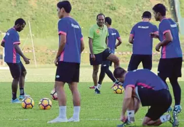  ??  ?? MANIAM (tengah) pantau sesi latihan pasukan Selangor.