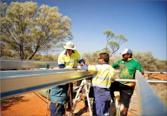  ??  ?? Sodexo working in collaborat­ion with the Martu community and local service providers constructi­ng a camp shed at the Matuwa Conservati­on Reserve.