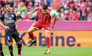  ?? Reuters ?? Bayern Munich’s Robert Lewandowsk­i scores a goal against Mainz on Saturday. —