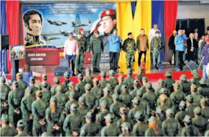  ?? Gambar Reuters ?? MASIH DITAATI: Maduro berucap di hadapan anggota tentera ketika menghadiri latihan ketenteraa­n di Maracaibo, Khamis. -