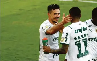  ?? Carlos Costa/Futura Press/Folhapress ?? Willlian Bigode comemora um dos gols do Verdão na vitória por3a0 em Goiânia
