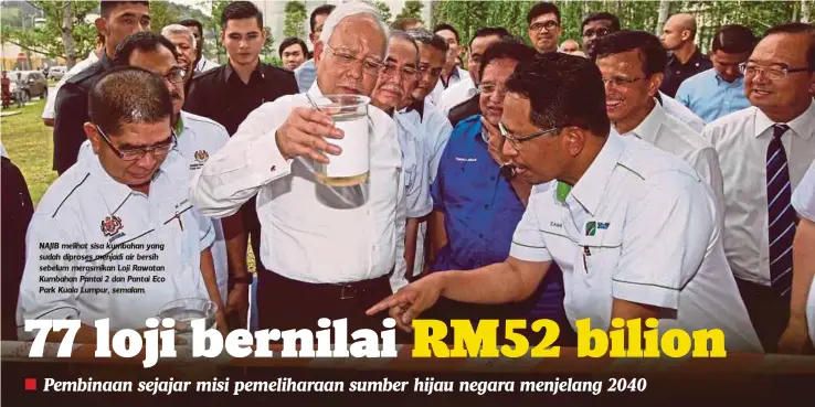  ?? FOTO: MOHD YUSNI ARIFFIN ?? NAJIB melihat sisa kumbahan yang sudah diproses menjadi air bersih sebelum merasmikan Loji Rawatan Kumbahan Pantai 2 dan Pantai Eco Park Kuala Lumpur, semalam.