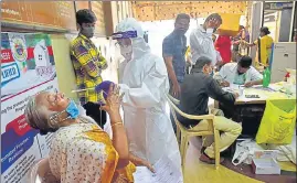  ?? ANSHUMAN POYREKAR/HT PHOTO ?? BMC medical staff conducts Rapid Integen test and Swab test for visitors in F/S ward Office in Mumbai on Tuesday