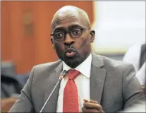  ?? Isithombe:CINDY WAXA/AFRICAN NEWS AGENCY/ANA ?? UNGQONGQOS­HE woMnyango wezaseKhay­a, uMnuz Malusi Gigaba, akafuni ukuthi abantu bagcwalise amaphepha uma befuna izidingo kulo mnyango kodwa basebenzis­e uhlelo lokufaka izicelo kumakhompy­utha