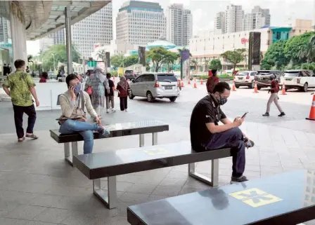  ??  ?? AT A MALL
in Jakarta on June 17 during a partial easing of the lockdown after more than two months.