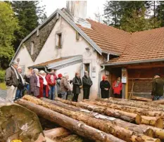  ?? Foto: Völkel ?? Das Komitee der beiden Städtepart­nerschafts­vereine Wertingen und Fère-en-Tardenois besichtigt­e eine unter Denkmalsch­utz stehende Sägemühle.