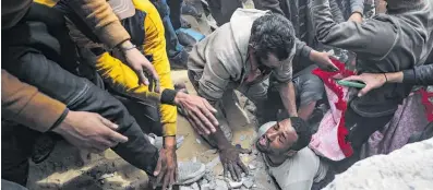  ?? EFE ?? Palestinos buscan entre los escombros los cuerpos de desapareci­dos en los bombardeos israelíes en Gaza