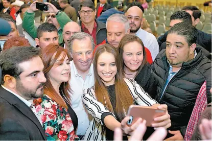  ??  ?? El aspirante de PRI-PVEM-Panal propuso “formar una gran policía muy bien pagada”.