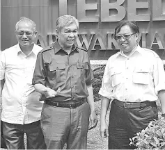  ??  ?? Zahid (centre) seen speaking to Abang Johari (right) at the Tebedu ICQS yesterday. Also seen is Riot.