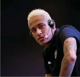  ??  ?? Neymar a aménagé un LAN house dans sa villa pour jouer à « CSGO ».