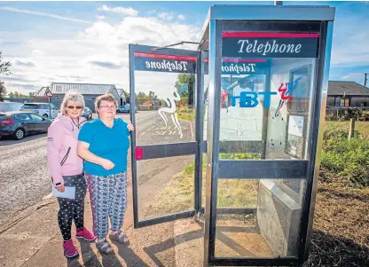  ?? Picture: Steve MacDougall. ?? Kirriemuir Community Council secretary Janette Reioch, left, and treasurer Heather Kelly at Maryton telephone box.