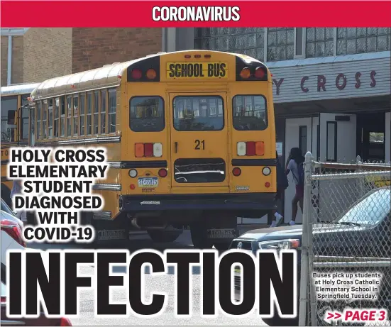  ?? PETE BANNAN - MEDIANEWS GROUP ?? Buses pick up students at Holy Cross Catholic Elementary School in Springfiel­d Tuesday.