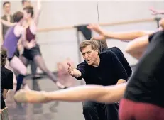  ?? FOTO: GERT WEIGELT ?? Martin Schläpfer bei der Arbeit an seiner Version des wohl berühmtest­en Balletts, „Schwanense­e“. Am 8. Juni ist in Düsseldorf Premiere.