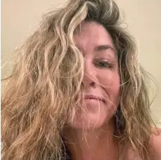  ?? ?? I’ll be hair for you: Friends star Jennifer Aniston presents what she calls her ‘humidity hair’