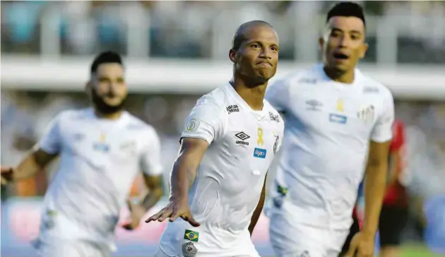  ?? Marco Galvão/fotoarena/ag. O Globo ?? Carlos Sánchez comemora o gol de empate do Santos contra o Athletico-pr, na Vila Belmiro; o meia uruguaio não deixou Marinho cobrar o pênalti