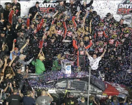  ?? PHELAN M. EBENHACK — THE ASSOCIATED PRESS ?? Kurt Busch celebrates with members of his team in Victory Lane after winning the Daytona 500 on Sunday.