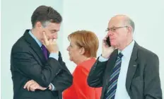  ?? — AFP ?? German Chancellor and CDU leader Angela Merkel (C) walks past CDU politician­s David McAllister (L) and Norbert Lammert during a meeting of the party leadership at the CDU headquarte­rs in Berlin on Monday.