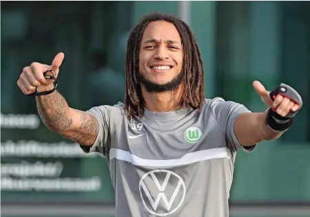  ?? IMAGO ?? Daumen hoch, auch mit Gips: Wolfsburg- und Nati-Star Kevin Mbabu (26) ist derzeit unaufhaltb­ar.