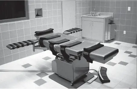  ?? CHUCK ROBINSON/AP 1995 ?? The interior of the execution chamber at the U.S. Penitentia­ry in Terre Haute, Indiana. There are 27 states with death penalty laws.