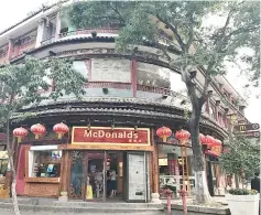  ??  ?? McDonald’s in the ancient city of Dali has also adopted the traditiona­l architectu­ral design.
