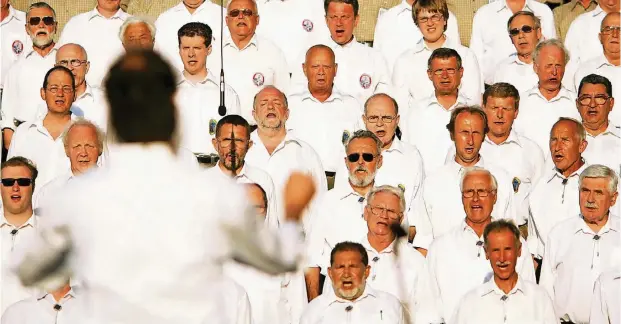  ??  ?? Sänger des Bergsteige­rchors Dresdener Bergfinken und anderer Chöre singen auf den Freitreppe­n im Rahmen der Musikfests­piele in Dresden.