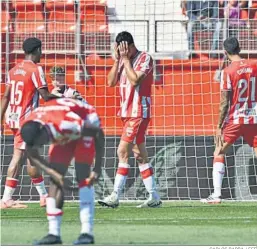  ?? CARLOS BARBA / EFE ?? Los jugadores del Almería, desolados tras consumarse el descenso.