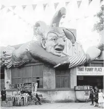  ?? CHICAGO AMERICAN/CHICAGO TRIBUNE ?? Children loved White City Amusement Park’s fun house, adorned by a huge clown, circa 1921.