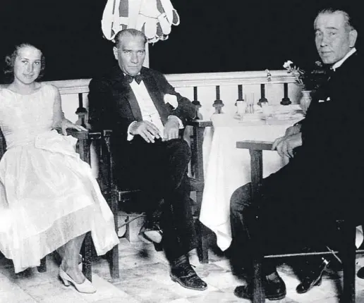  ??  ?? Ali Fethi’s daughter Nermin Hanım (L), Mustafa Kemal Atatürk (C) and Fethi Okyar (R) in Yalova, northweste­rn Turkey, Aug. 13, 1930.