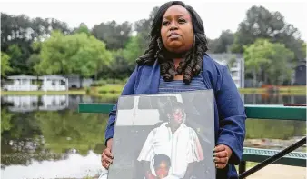  ?? Pew Charitable Trusts / Tribune News Service ?? Breast cancer survivor Felicia Mahone, holding a photo of herself and her mother, who died of breast cancer, has devoted her life to helping other women through the course of treatment.