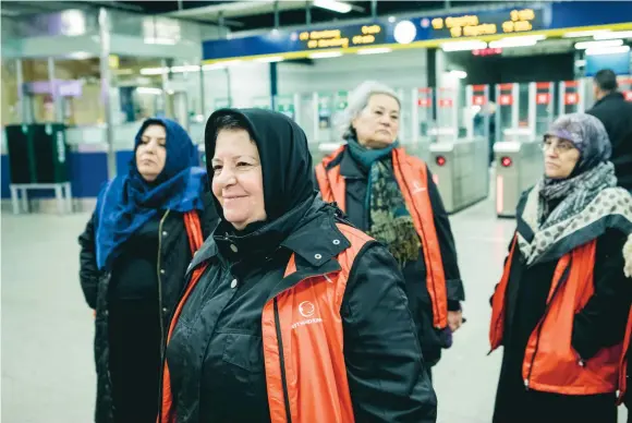  ?? FOTO: CHRISTINE OLSSON/TT ?? Håller koll. Latife Alpa och de andra kvinnorna kollar läget vid tunnelbane­stationen i Fittja.