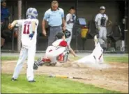  ?? JIMMY ZANOR - THE MIDDLETOWN PRESS ?? Fairfield American catcher Matt Vivona applies the tag on Coginchaug’s Connor Willett in Thursday’s state championsh­ip game at Dettore Field.