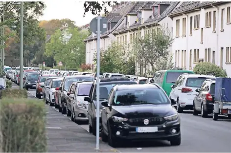  ?? FOTOS: MICHAEL DAHLKE ?? An der Kurt-Heintze-Straße ist ab 19 Uhr jeder Parkplatz besetzt.