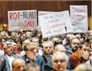  ?? BILD: SN/APA ?? Demonstrat­ion gegen Hans beim Tiroler SPÖ-Parteitag. Peter Doskozil