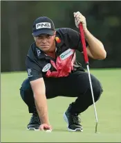  ?? JASON GETZ/JASON.GETZ@AJC.COM ?? Who are you wearing? On Thursday, for Viktor Hovland, it was J. Lindeberg, a Swedish clothier that designed this shirt with a giant azalea out front.