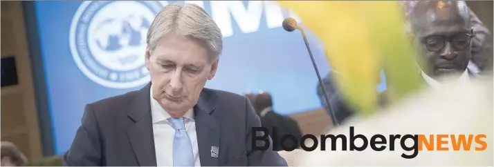  ?? El informe se conoce un día después de que el ministro de Finanzas, Philip Hammond, anunciara una rebaja en las perspectiv­as económicas como resultado de una lenta productivi­dad y complicaci­ones por el Brexit. Bloomberg/La República ??