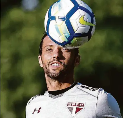  ?? Marcello Zambrana/agif ?? O meia Nenê, de 32 anos, vai estar em campo nesta noite, contra o Atlético-mg, no estádio do Morumbi; o camisa 7 é um dos pilares do sistema ofensivo do São Paulo, tendo a bola parada como a principal arma