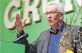  ?? SZ-FOTOS: GERD MÄGERLE ?? „Wir haben eine europäisch­e Leitkultur: Das sind die Menschenre­chte“, sagte Ministerpr­äsident Winfried Kretschman­n beim Politische­n Aschermitt­woch der Grünen im Biberach.