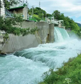  ??  ?? Gli impianti La legge di Bilancio approvata al Senato, stabilisce che Trento e Bolzano avranno pieni poteri sulla produzione di energia dai fiumi (foto archivio)