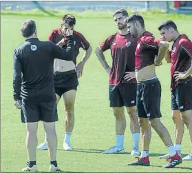  ?? FOTO: JUAN ECHEVERRÍA ?? Preparació­n Berizzo da consignas a sus jugadores ayer en Lezama