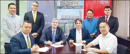  ??  ?? Italpinas Developmen­t Corp. has tapped the services of leading real estate investment advisory firm JLL for the Miramonti project in Batangas. IDC chairman and CEO Romolo Nati and president Jose Leviste III (seated, 2nd from right and rightmost,...