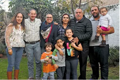  ??  ?? SU FAMILIA completa celebró con Guillermo sus 75 años de dichosa existencia.