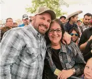  ?? Joey Guerra/Staff ?? Garth Brooks had my mom smiling with pure joy when he took a photo on the RodeoHoust­on grounds.
