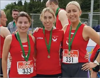  ?? Pictures: Paul Reilly ?? Andrea McCabe (333), Roisin Coade and Lynn Browne (331) with their medals at the Leinster Masters Track &amp; Field Championsh­ips.