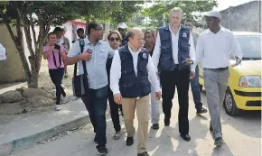  ?? CESAR BOLíVAR ?? El defensor del Pueblo, Alfonso Cajiao, recorre con algunos miembros y líderes de la comunidad las calles del barrio La Chinita.